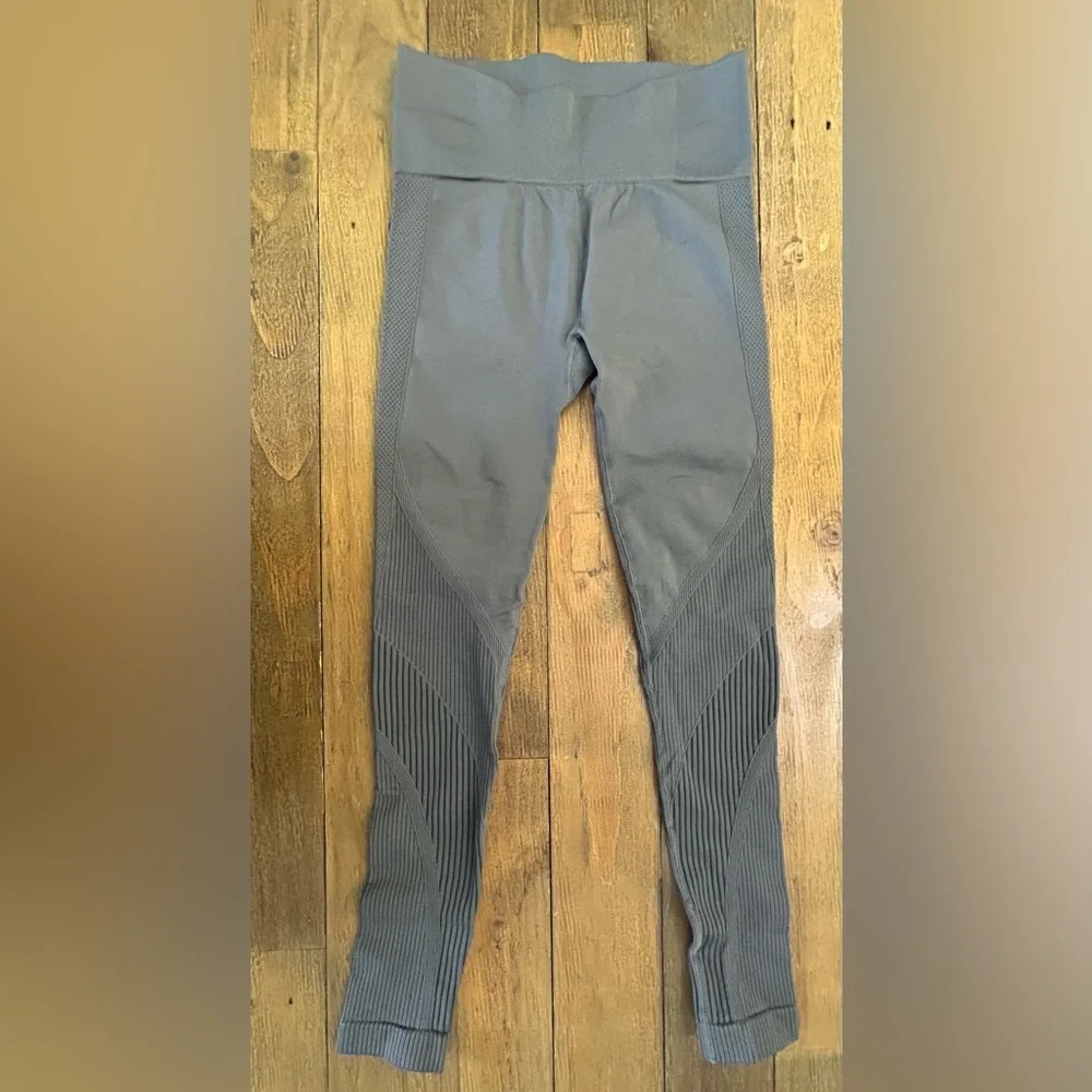 BUNDLE OF 3 ZYIA White Sports Bra Gray compression and leopard print leggings - Picture 8 of 15